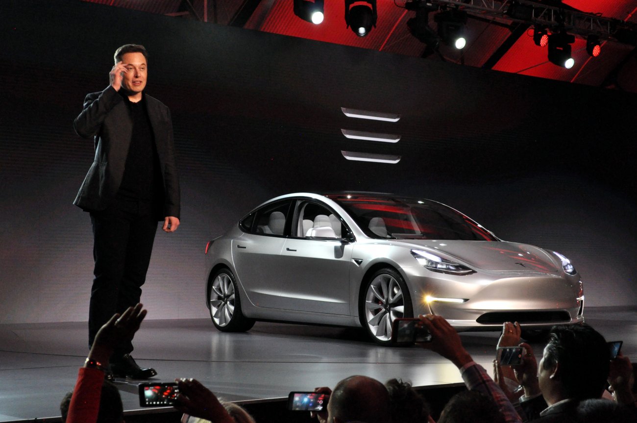 Илон Маск, Tesla Model 3, Tesla