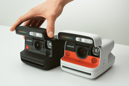 https___hypebeast.com_image_2025_04_15_polaroid-launches-retro-inspired-polaroid-flip-instant-camera-01