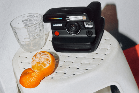 https___hypebeast.com_image_2025_04_15_polaroid-launches-retro-inspired-polaroid-flip-instant-camera-03