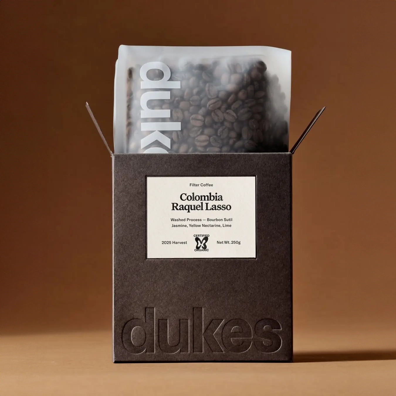 Минимум графики, максимум тактильности: упаковка Dukes Coffee